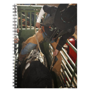 Tjurryttare som binder repet på tjur i banan anteckningsbok med spiral