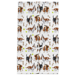 Tjuta Bassethund förföljer gåvan hänger lös