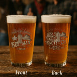 Tjuven Tjejgruppen Cowboy Sängledning Festligheter Glaskopp<br><div class="desc">Tacka din förste bröllopsvittne med dessa roliga cowboy-inspirerade ölfärgade glas till möhippan. Designen har rustika träsnittbokstäver med en cowboy-stövel, hatt och lasso eller rep som bildar en söt hjärtform. På framsidan av glaset står "The Party Posse" med orden "Best Man" och hans namn. Andra sidan lyder "He's Tying the Knot!"...</div>