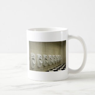 toalettinsidan med pissoaren ror kaffemugg