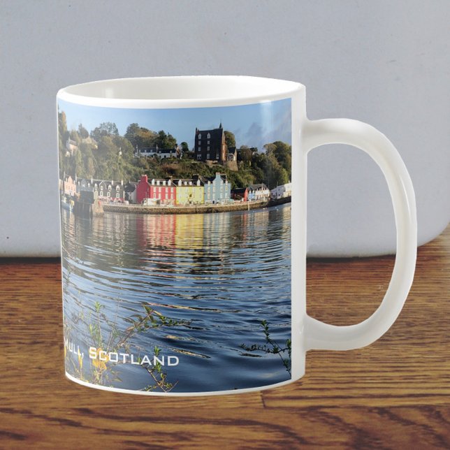 Tobermory, Isle of Mull, Skottland med blommor Kaffemugg (Skapare uppladdad)