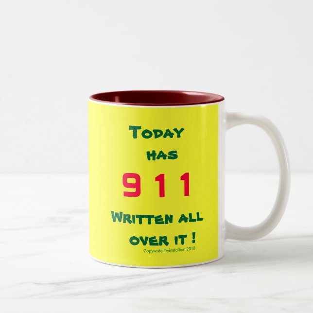 Todayen har 911 som är skriftliga all över den! Två-Tonad mugg (Höger)