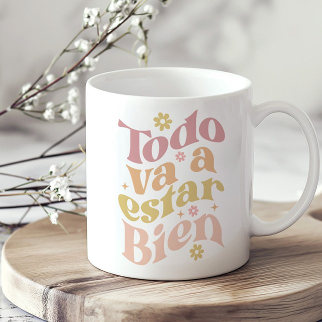 "Todo Va Estar Bien" Pastel Groovy Inspiration Kaffemugg ("Todo Va a Estar Bien" Pastel Groovy Inspiration Coffee Mug on a sunny neutral boho kitchen table.)