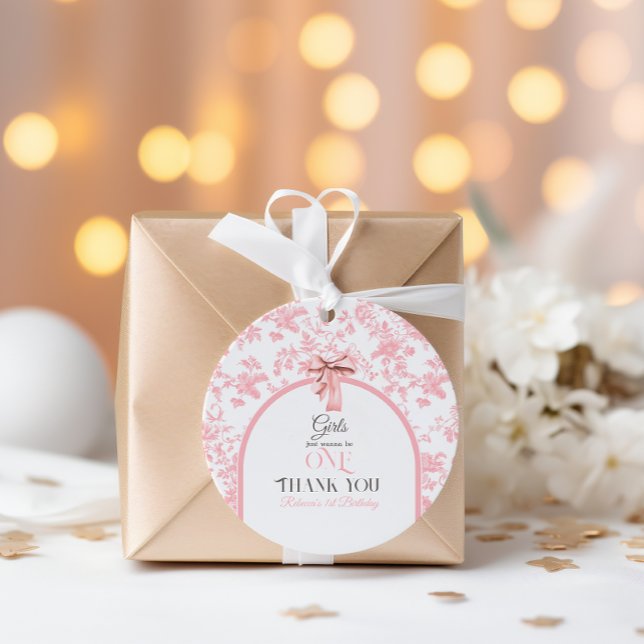 Toile de Jouy Rosa Bow Första födelsedagskravet Gåvor Etiketter (Skapare uppladdad)