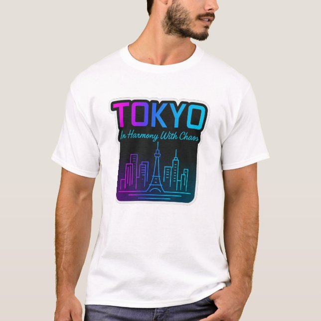 Tokyo In Harmony With Chaos – Neon Skyline Art T Shirt (Framsida)