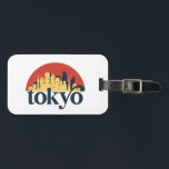Tokyo Japan City Skyline Retro Cityscape Art Bagagebricka<br><div class="desc">Vintage- och reflexritorier med vackra skyliner,  attraktion och cityscape-konst. Coola skyscraper och byggnad silhuette illustrerar handelsvara för turister och resenärer. Perfekt som souvenir att ta med sig hem när man reser. Spara minnet av din resa och semester med familj och vänner. Bakgrunden till färg kan anpassas till färg.</div>