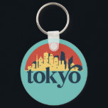 Tokyo Japan City Skyline Retro Cityscape Art Nyckelring<br><div class="desc">Vintage- och reflexritorier med vackra skyliner, attraktion och cityscape-konst. Coola skyscraper och byggnad silhuette illustrerar handelsvara för turister och resenärer. Perfekt som souvenir att ta med sig hem när man reser värld runt. Spara minnet av din resa och semester med familj och vänner. Bakgrunden till färg kan anpassas till färg....</div>