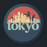 Tokyo Japan City Skyline Retro Travel Art Magnet<br><div class="desc">Vintage- och reflexritorier med vackra skyliner, attraktion och cityscape-konst. Coola skyscraper och byggnad silhuette illustrerar handelsvara för turister och resenärer. Perfekt som souvenir att ta med sig hem när man reser hela världen runt. Spara minnet av din resa och semester med familj och vänner. Bakgrunden till färg kan anpassas till...</div>