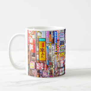 TOKYO, JAPAN - MARS 14, 2014: Tecken på täta linje Kaffemugg