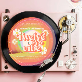 Tolv är en Vibe Groovy Retro Vinyl Rainbow Daisy Inbjudningar