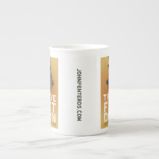 Tolv fot besegrar muggen benporslin mugg