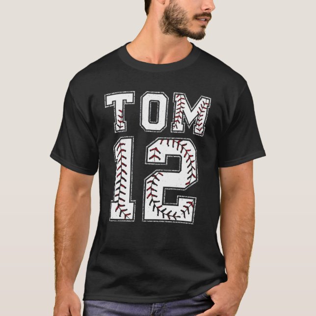 Tom 12 Baseball Stitch T-Shirt (Framsida)