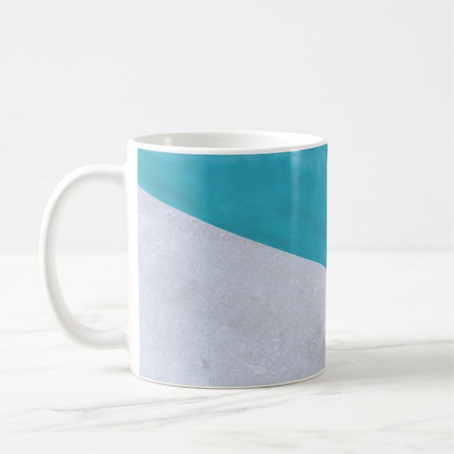Tom grått golv bredvid bassäng kaffemugg (Vänster)