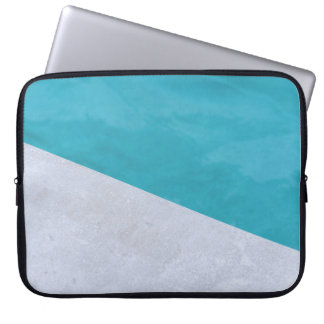 Tom grått golv bredvid bassäng laptop fodral