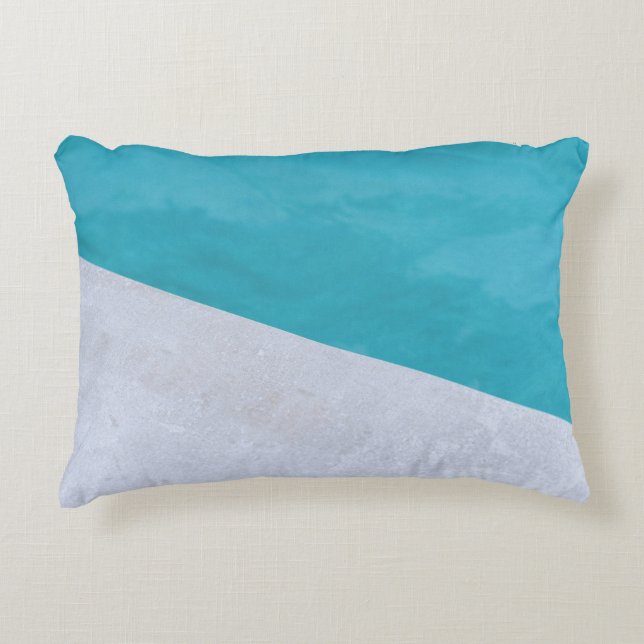 Tom grått golv bredvid bassäng prydnadskudde (Framsidan)