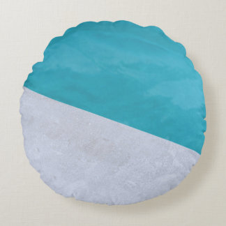 Tom grått golv bredvid bassäng rund kudde