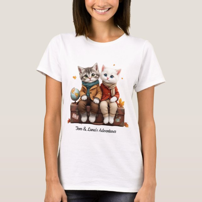 Tom & Luna’s Adventures™ Cozy Autumn Travel T-Shir T Shirt (Framsida)