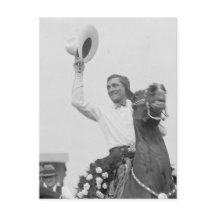 Tom Mix vinkar med sin hatt