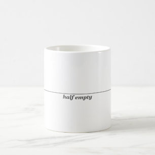 Töm till hälften muggen kaffemugg