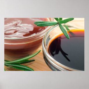 Tomatketchup och soya i en genomskinlig bunke poster