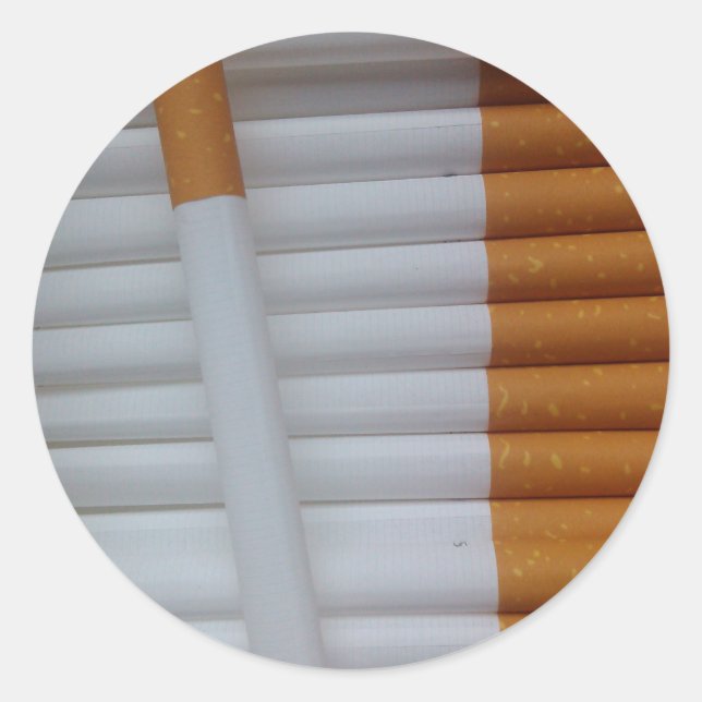 Tomma cigaretter grupperade tillsammans runt klistermärke (Framsida)