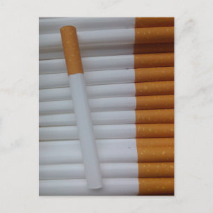 Tomma cigaretter grupperade tillsammans vykort