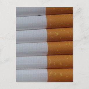 Tomma cigaretter grupperade tillsammans vykort
