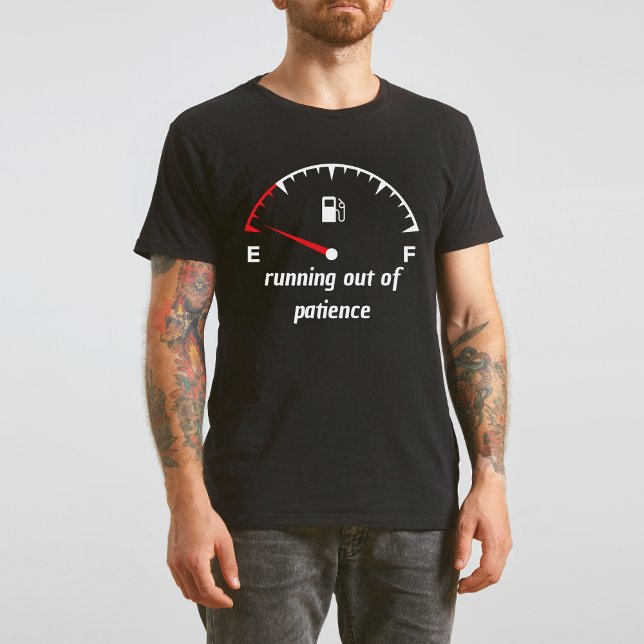 Tomma gasmätare T-Shirt som håller på att ta slut (Running Out Of Patience Black T-Shirt)