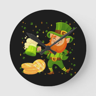 Tomte dricker öl St. Patricks dag Rund Klocka