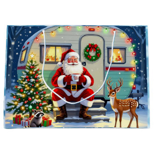 Tomte dricker varm choklad utanför sin husbil jul