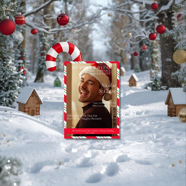 Tomte-godkännande betyg pojkvän make tidning   julkort (Front-view outdoor mockup of a 5x7 'Elf Approval Rating' card leaning against a giant candy cane in )