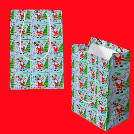 Tomte golfar vid julgranen