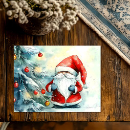 Tomte i Santa-kläder som dekorerar julgranen Helg Vykort