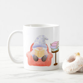 Tomte med lite lätt läsning på en kaffemugg