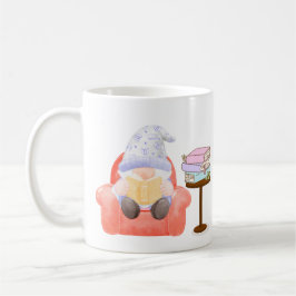 Tomte med lite lätt läsning på en kaffemugg