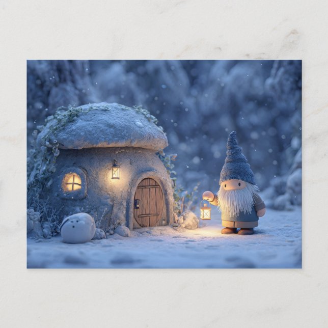 Tomte med lykta utanför en snöig stenhytte vykort (Framsida)
