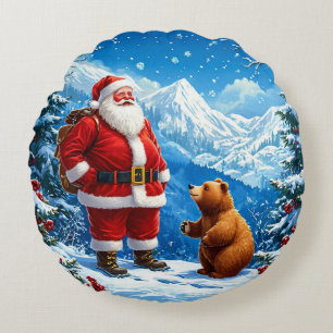 Tomte möter vänlig björn i snöiga berg rund kudde