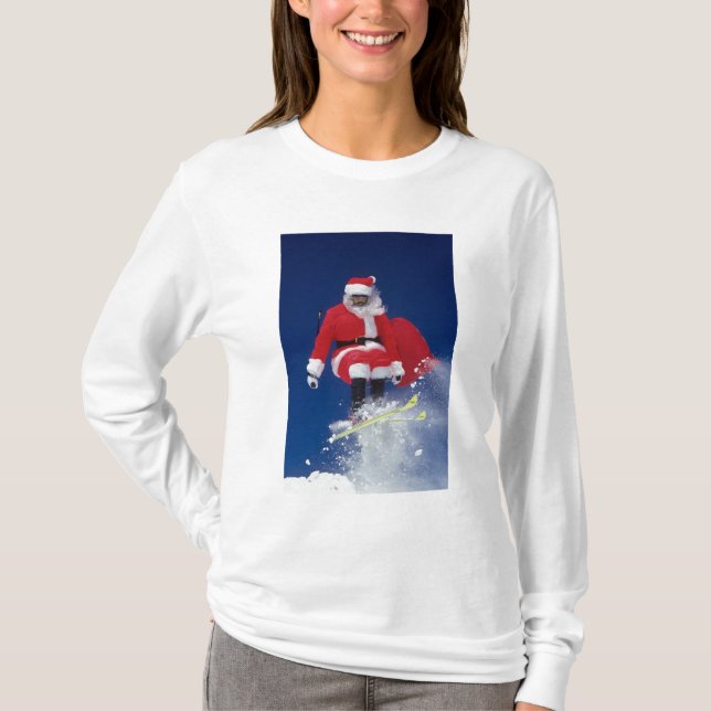 Tomte på skidor som hoppar från en taklist på tee (Framsida)
