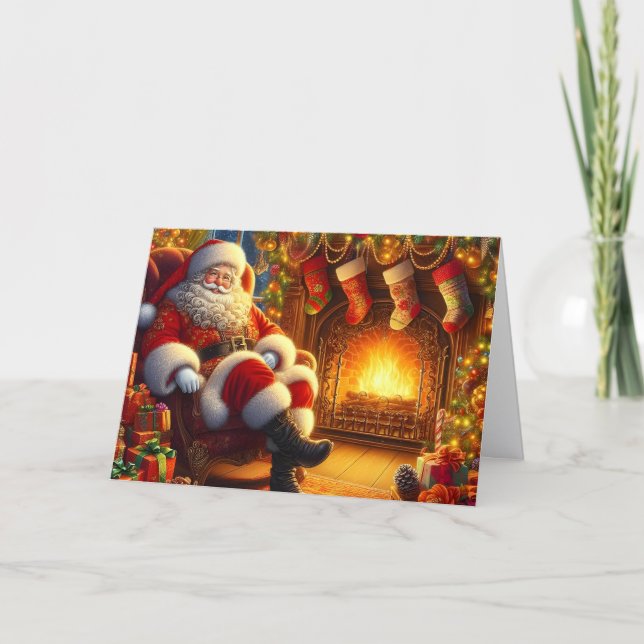 Tomte som slappnar av vid mysig öppen spis helgkort (Framsida)