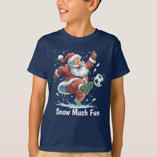 Tomte som spelar fotboll i snön pojkars T-shirt (Framsida)