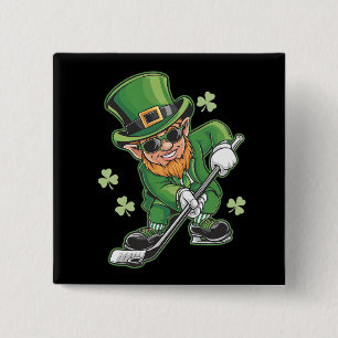 Tomte som spelar hockey St Patrick's Day irländsk Knapp