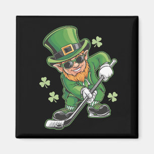 Tomte som spelar hockey St Patrick's Day irländsk Magnet