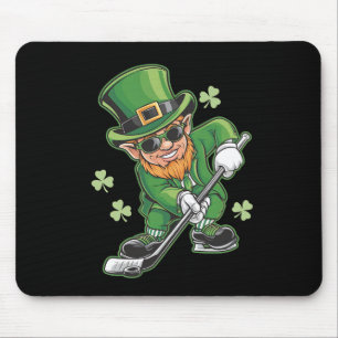 Tomte som spelar hockey St Patrick's Day irländsk Musmatta
