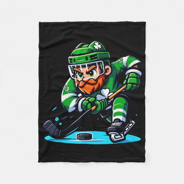 Tomte som spelar hockey St Patricks Day sport  Fleecefilt (Framsidan)