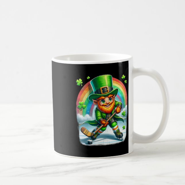 Tomte som spelar ishockey på St. Patrick's Day Kaffemugg (Höger)
