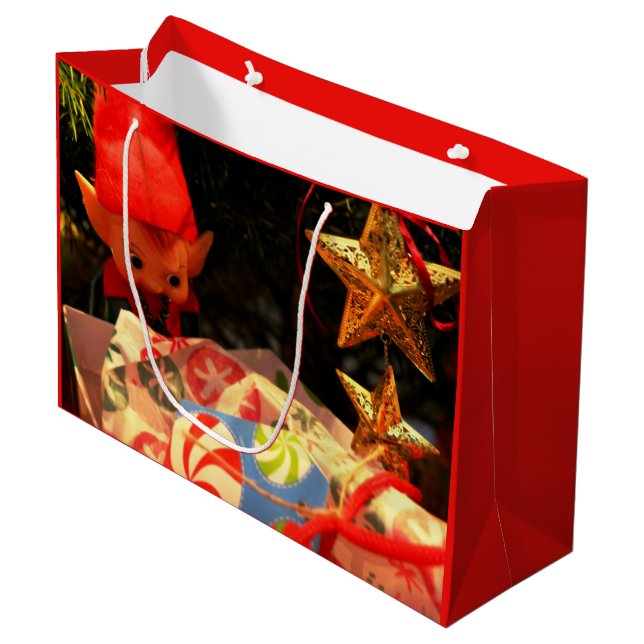 Tomte under julgranens presentbag (Framsidan Vinklad)