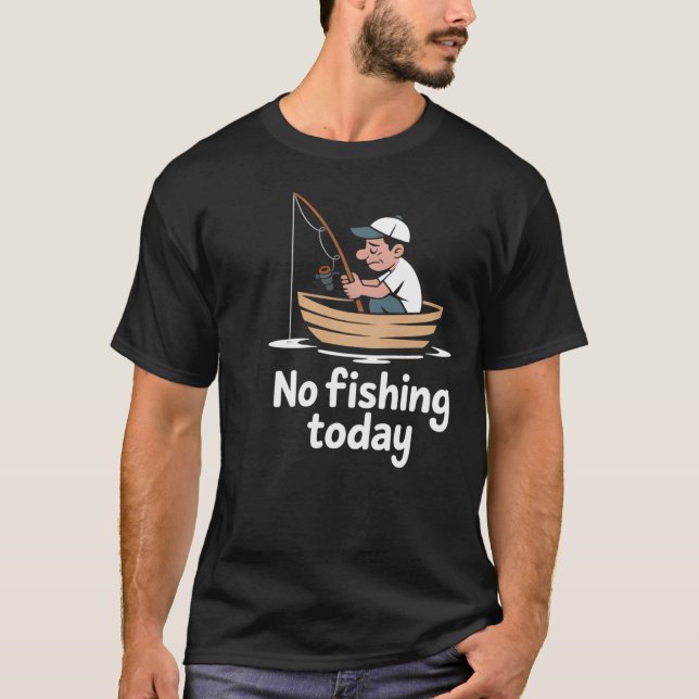 Tomtegubbe på fiske – Rolig trädgårdstomte T Shirt (Framsida)