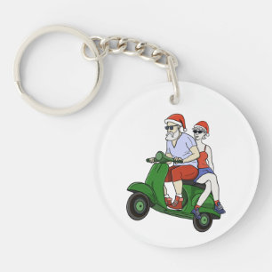 Tomten och Mrs Claus rider en skoter