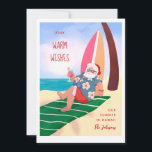 Tomten på Beach-Helgdag Inbjudningar<br><div class="desc">Ursprunglig illustration av tomten på stranden med tropiska drycker som lutar på ett ytor,  valfritt foto på baksidan. ©Becky Nimoy 2021</div>