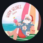 Tomten på Önskemålen för varm Helgdag vid Beach-so Runt Klistermärke<br><div class="desc">Ursprunglig illustration av tomten på stranden med tropiska drycker som lutar på ett ytor. Anpassa texten efter behov. ©Becky Nimoy 2021</div>